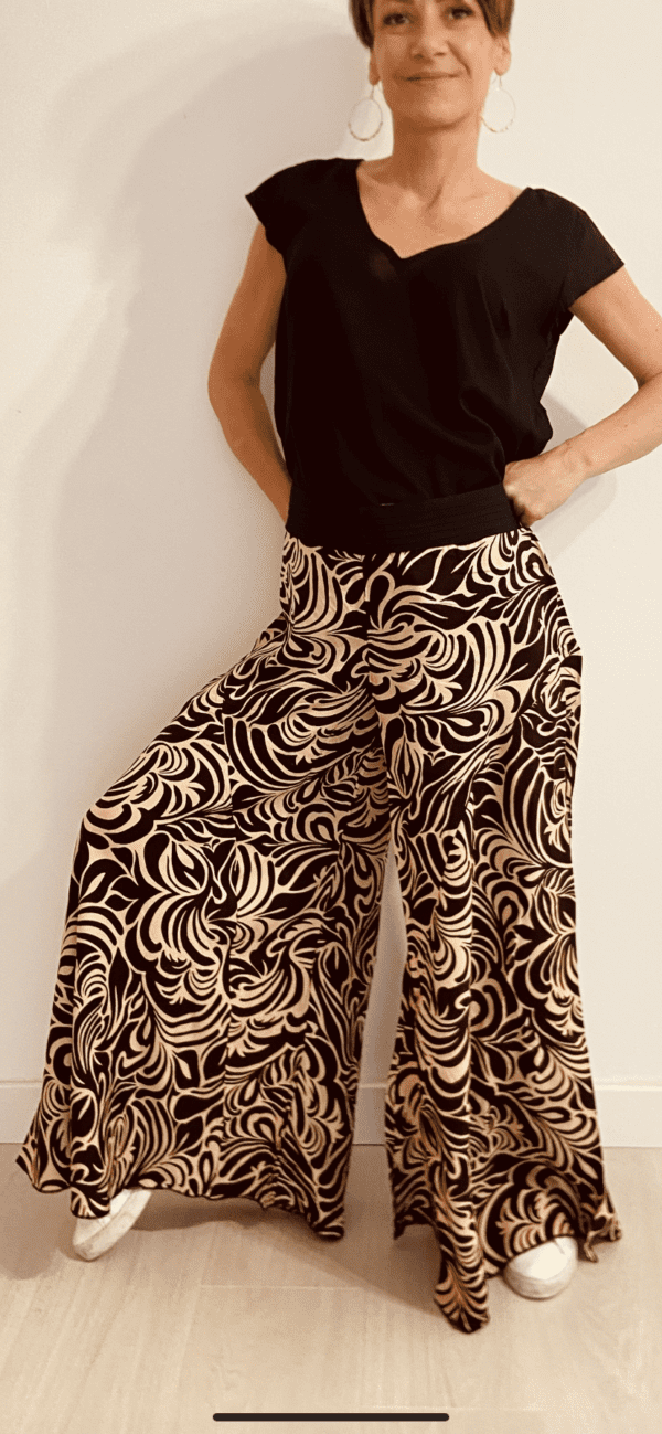 I Wild Harmony Pants sono la fusione perfetta tra comfort e stile boho. Morbido, leggero e fluido, ha una vestibilità ampia e un elastico in vita che si adatta a tutte le taglie. Fatto a mano in India da abili artigiani.