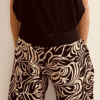 I Wild Harmony Pants sono la fusione perfetta tra comfort e stile boho. Morbido, leggero e fluido, ha una vestibilità ampia e un elastico in vita che si adatta a tutte le taglie. Fatto a mano in India da abili artigiani.