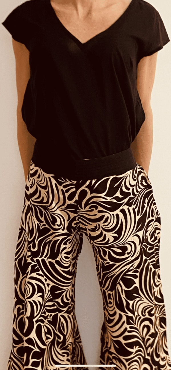 I Wild Harmony Pants sono la fusione perfetta tra comfort e stile boho. Morbido, leggero e fluido, ha una vestibilità ampia e un elastico in vita che si adatta a tutte le taglie. Fatto a mano in India da abili artigiani.