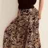 I Wild Harmony Pants sono la fusione perfetta tra comfort e stile boho. Morbido, leggero e fluido, ha una vestibilità ampia e un elastico in vita che si adatta a tutte le taglie. Fatto a mano in India da abili artigiani.