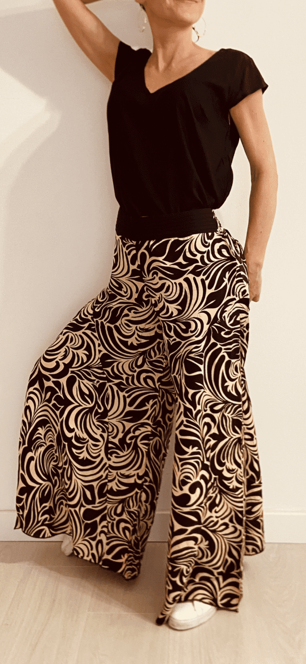 I Wild Harmony Pants sono la fusione perfetta tra comfort e stile boho. Morbido, leggero e fluido, ha una vestibilità ampia e un elastico in vita che si adatta a tutte le taglie. Fatto a mano in India da abili artigiani.