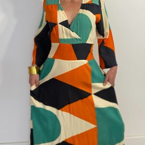 Vestito lungo, con fascia in vita elastica. Elegante scollo a V e maniche a tre quarti. arancio, turchese, blu e beige