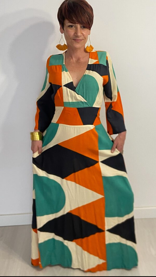 Vestito lungo, con fascia in vita elastica. Elegante scollo a V e maniche a tre quarti. arancio, turchese, blu e beige