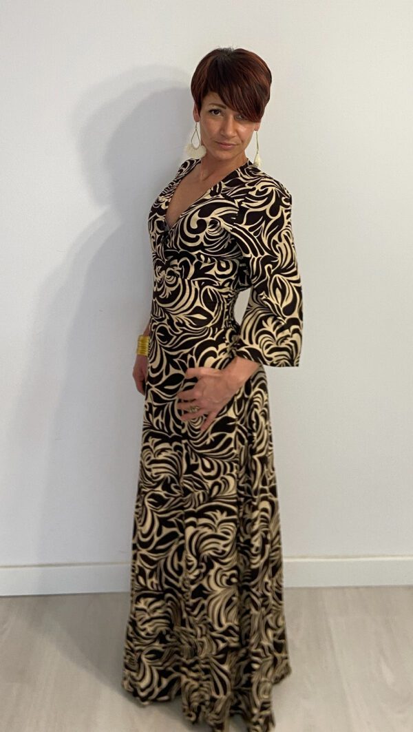 Vestito lungo, con fascia in vita elastica. Elegante scollo a V e maniche a tre quarti. Nero e beighe con stampe eleganti bohochic