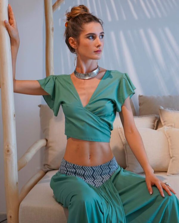 Vestito due pezzi t-shirt scollo a v,manica a farfalla, con pantalone largo con elastico in vita.