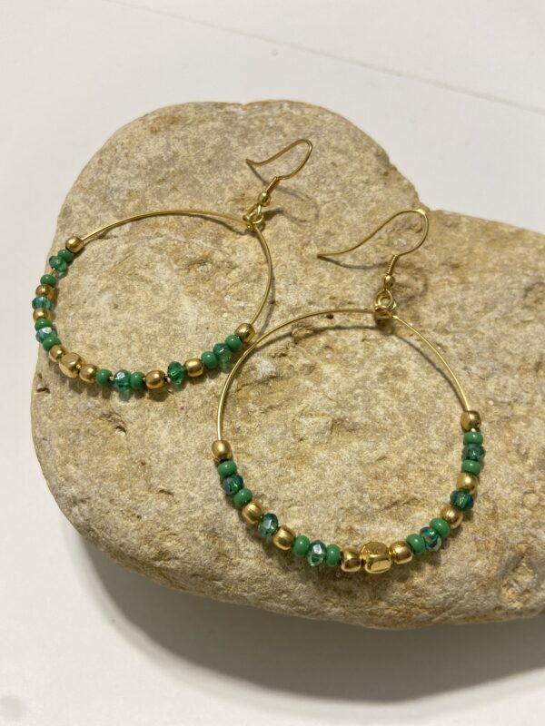 Orecchini a cerchio in oro con perline dai colori vivaci. Design leggero e boho-chic, perfetto per ogni occasione. Disponibile in 5 tonalità.