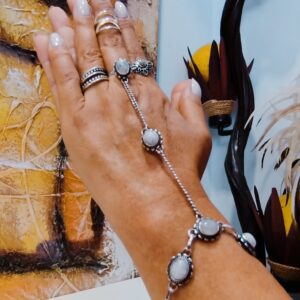 Bracciale legato all'anello, con pietre bianche stile barocco. Creato da esperti artigiani in Thailandia