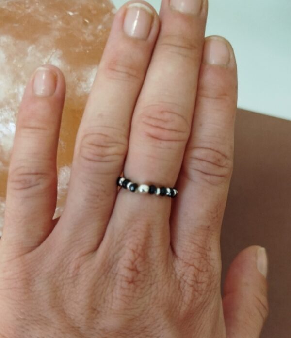 Anello elastico con perline colorate. Creato da esperti artigiani Thailandese.