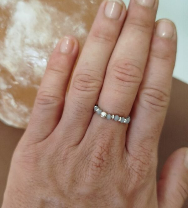 Anello elastico con perline colorate. Creato da esperti artigiani Thailandese.