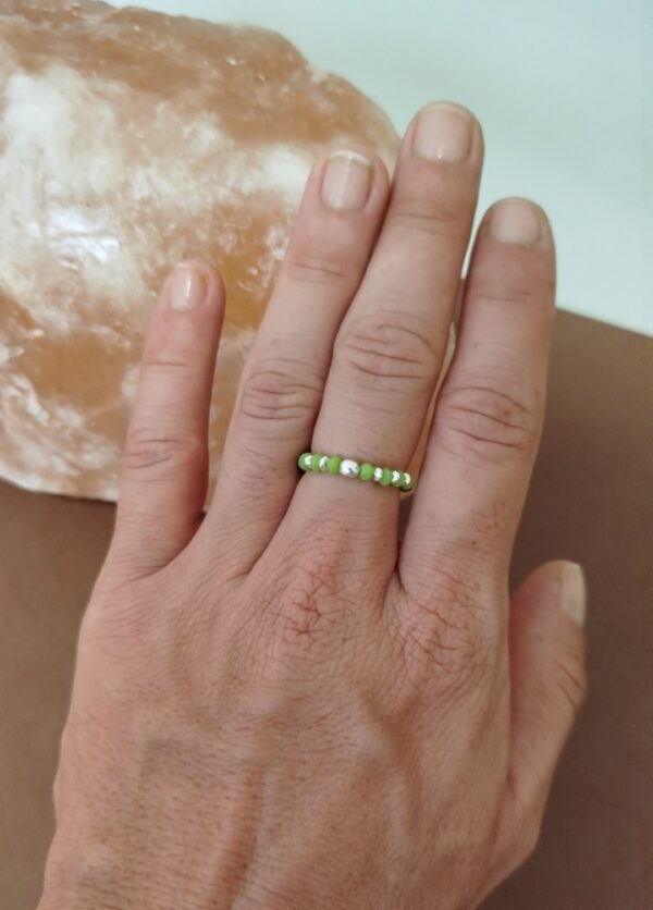 Anello elastico con perline colorate. Creato da esperti artigiani Thailandese.