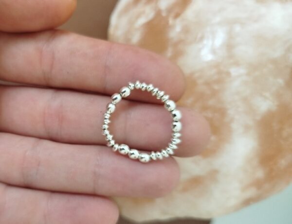 Anello elastico con perline colorate. Creato da esperti artigiani Thailandese.