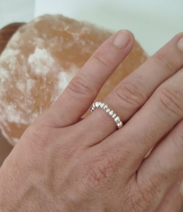 Anello elastico con perline colorate. Creato da esperti artigiani Thailandese.