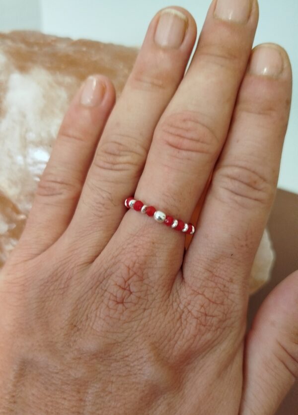 Anello elastico con perline colorate. Creato da esperti artigiani Thailandese.