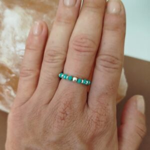 Anello elastico con perline colorate. Creato da esperti artigiani Thailandese.