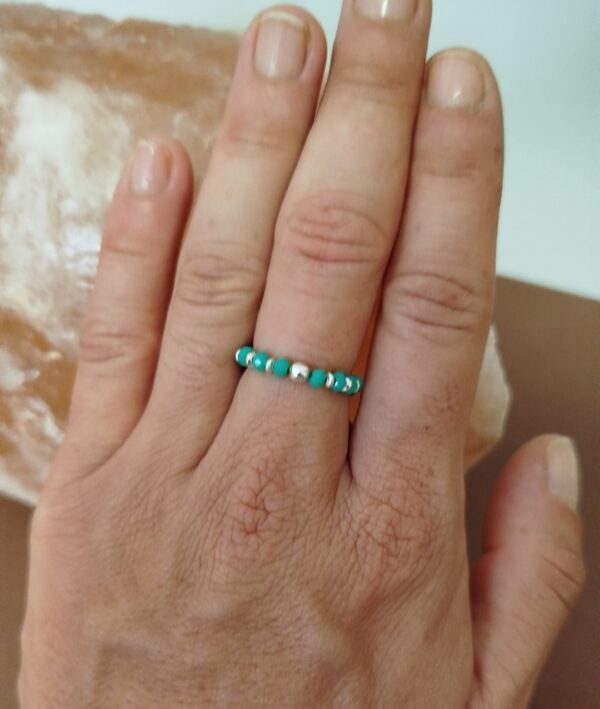 Anello elastico con perline colorate. Creato da esperti artigiani Thailandese.