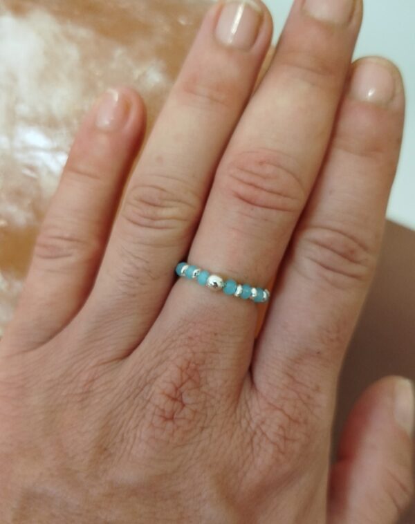 Anello elastico con perline colorate. Creato da esperti artigiani Thailandese.