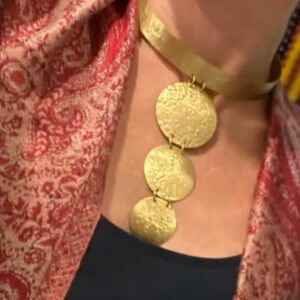 Collana rigida con tre anelli pendenti in ordine di grandezza. Un gioiello esclusivo per chi vuole distinguersi con stile. Questa collana è il simbolo di un'eleganza senza pari. Ideale per le occasioni speciali o per valorizzare qualsiasi outfit quotidiano. Materiale: metallo color oro Lunghezza: regolabile per il comfort Fatto a mano in India