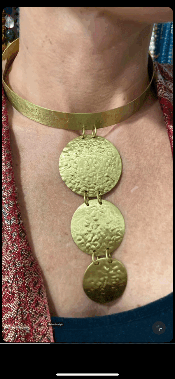 Collana rigida con tre anelli pendenti in ordine di grandezza. Un gioiello esclusivo per chi vuole distinguersi con stile. Questa collana è il simbolo di un'eleganza senza pari. Ideale per le occasioni speciali o per valorizzare qualsiasi outfit quotidiano. Materiale: metallo color oro Lunghezza: regolabile per il comfort Fatto a mano in India
