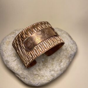 Bracciale rigido 100% rame, fatto a mano e regolabile. Stampe uniche, stile boho-chic e benefici energetici. Perfetto per qualsiasi polso.