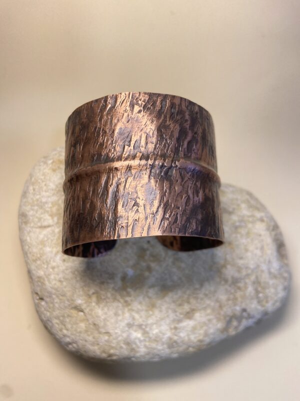 Bracciale rigido 100% rame, fatto a mano e regolabile. Stampe uniche, stile boho-chic e benefici energetici. Perfetto per qualsiasi polso.