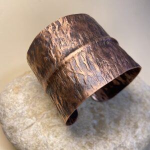 Bracciale rigido 100% rame, fatto a mano e regolabile. Stampe uniche, stile boho-chic e benefici energetici. Perfetto per qualsiasi polso.