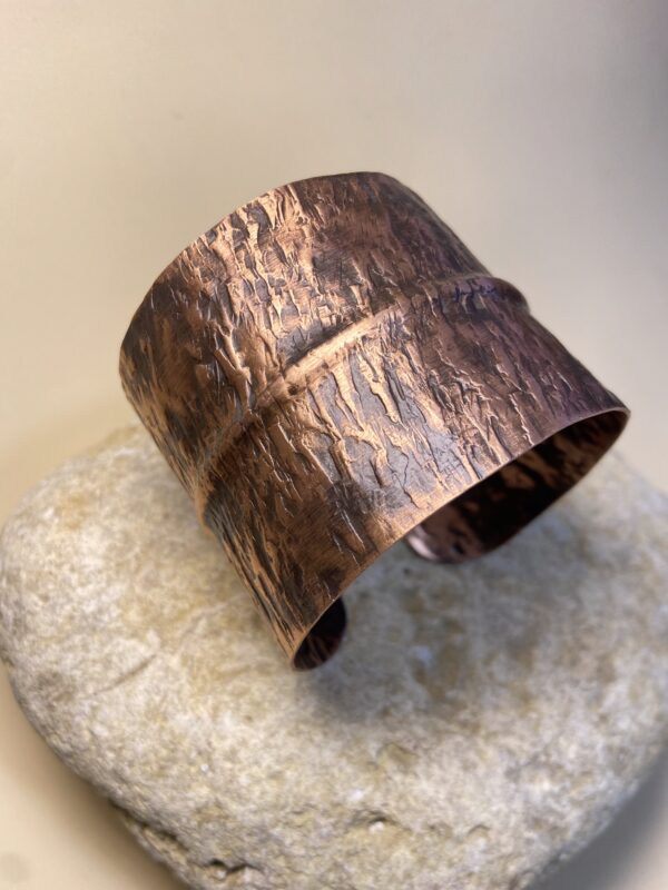 Bracciale rigido 100% rame, fatto a mano e regolabile. Stampe uniche, stile boho-chic e benefici energetici. Perfetto per qualsiasi polso.